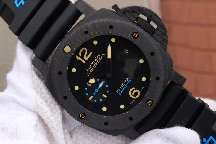 Replica Panerai Luminor Submersible CarboTech